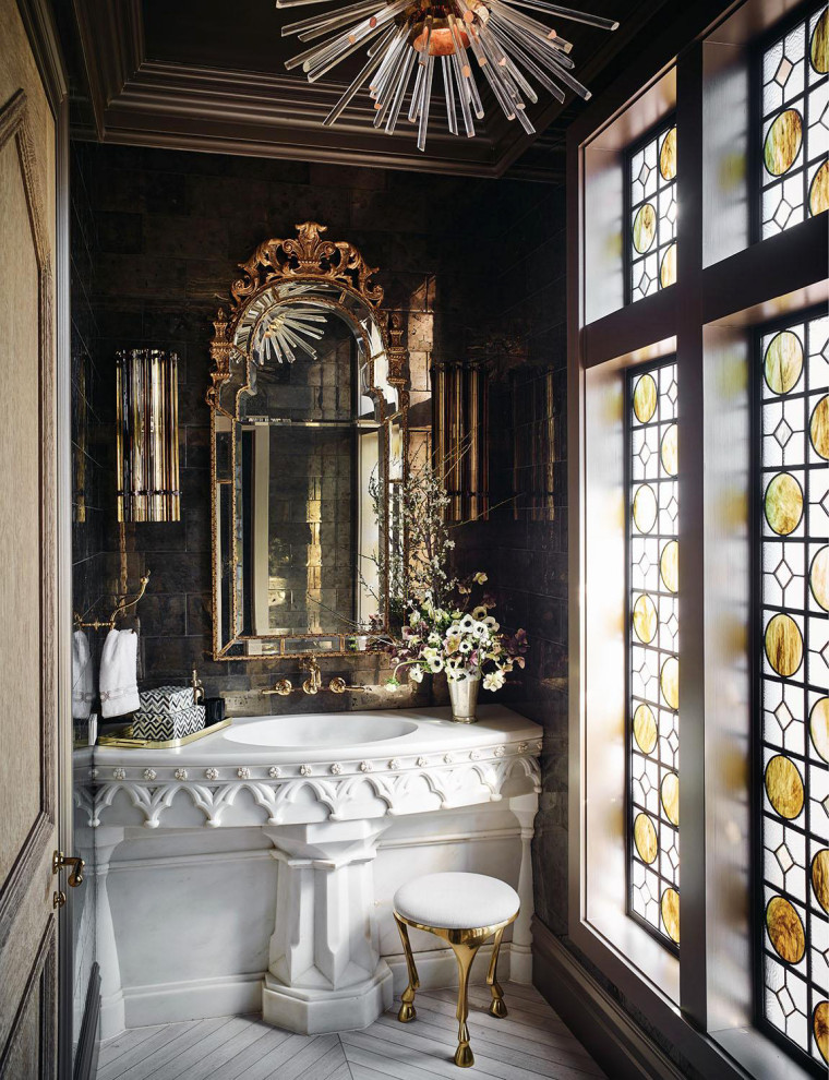 Inredning av ett mellanstort vit vitt toalett, med vita skåp, spegel istället för kakel, kalkstensgolv, bänkskiva i kvarts och grått golv