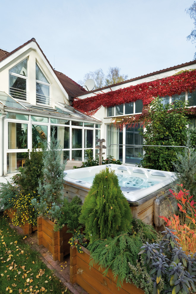 Persea - бассейн среднего размера с двумя лежаками