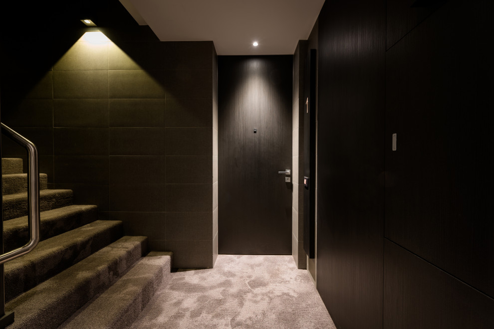 Стильный дизайн: прямая лестница среднего размера в стиле модернизм с ступенями с ковровым покрытием, ковровыми подступенками и панелями на части стены - последний тренд