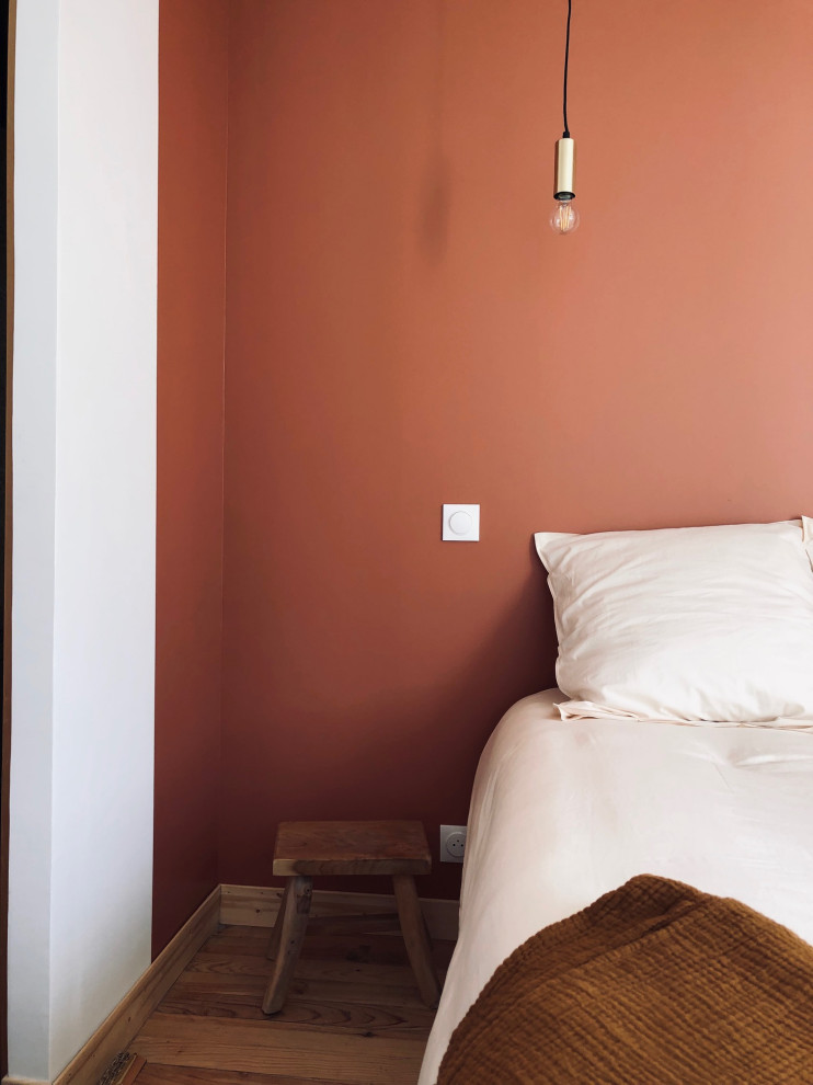Foto di una camera matrimoniale mediterranea con pareti rosse, parquet chiaro, nessun camino e pavimento beige