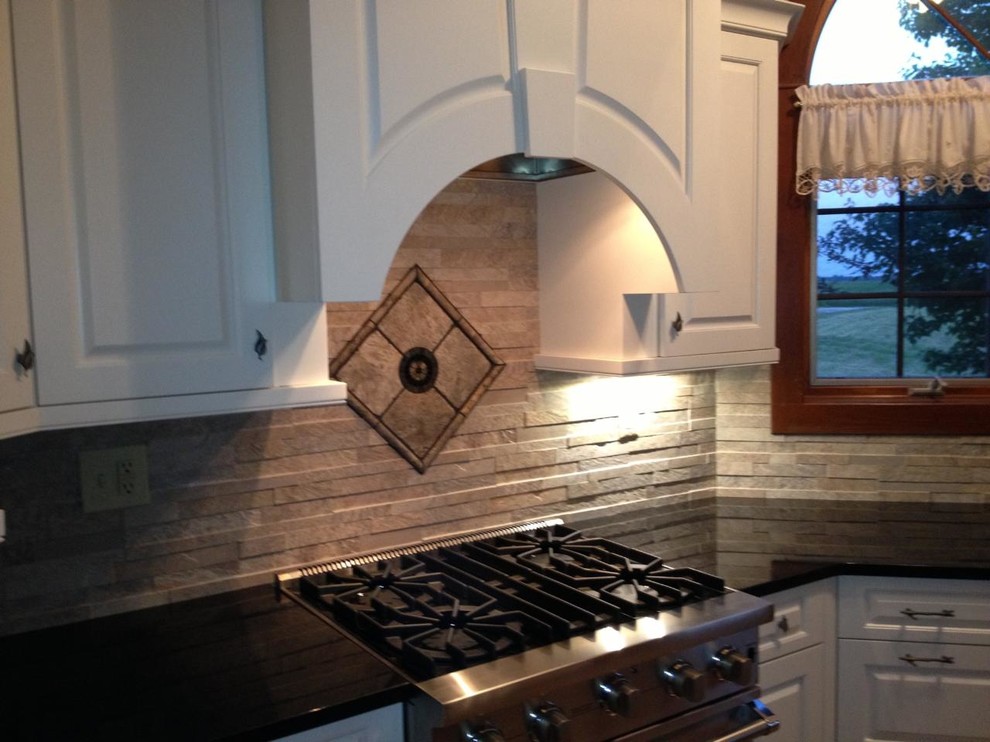 Example of a minimalist kitchen design in Chicago