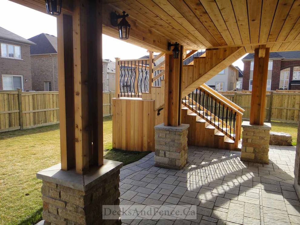 2 level cedar deck with walkout basement and pergola Minimalistisch