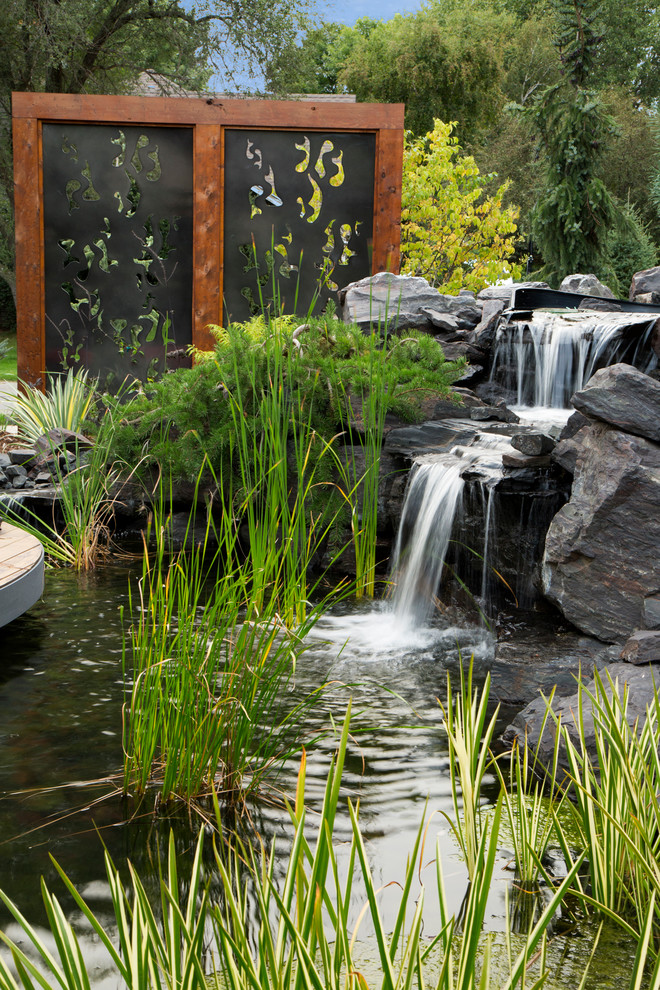 Photo of an asian front yard garden in Minneapolis with a water feature and natural stone pavers.
