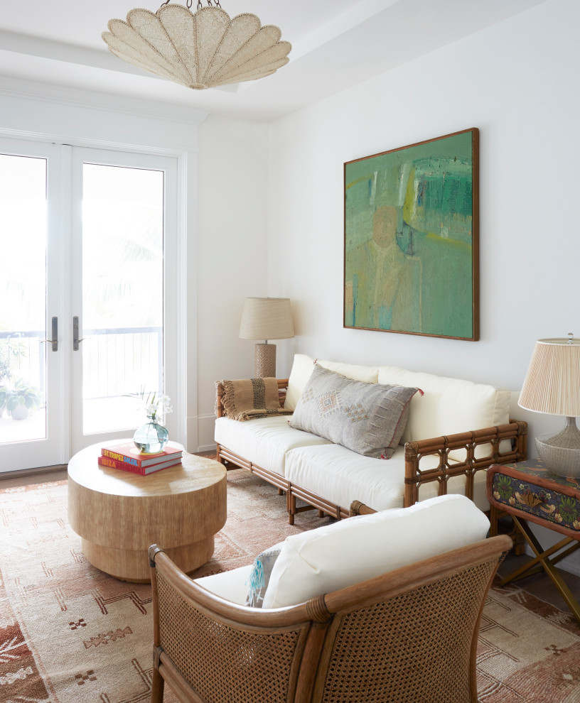 Ejemplo de salón tropical con paredes blancas y suelo beige