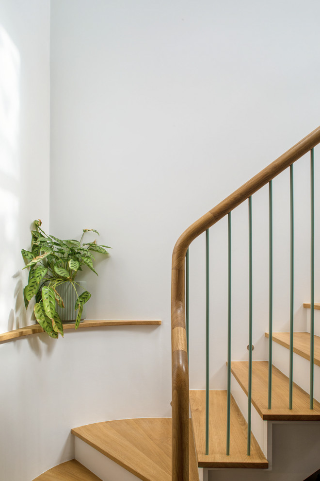 Свежая идея для дизайна: огромная угловая лестница в современном стиле с крашенными деревянными подступенками, металлическими перилами и панелями на части стены - отличное фото интерьера