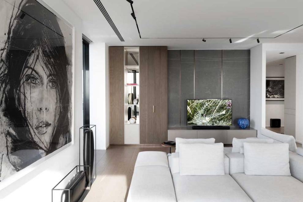 Modernes Wohnzimmer mit dunklem Holzboden und braunem Boden in Mailand