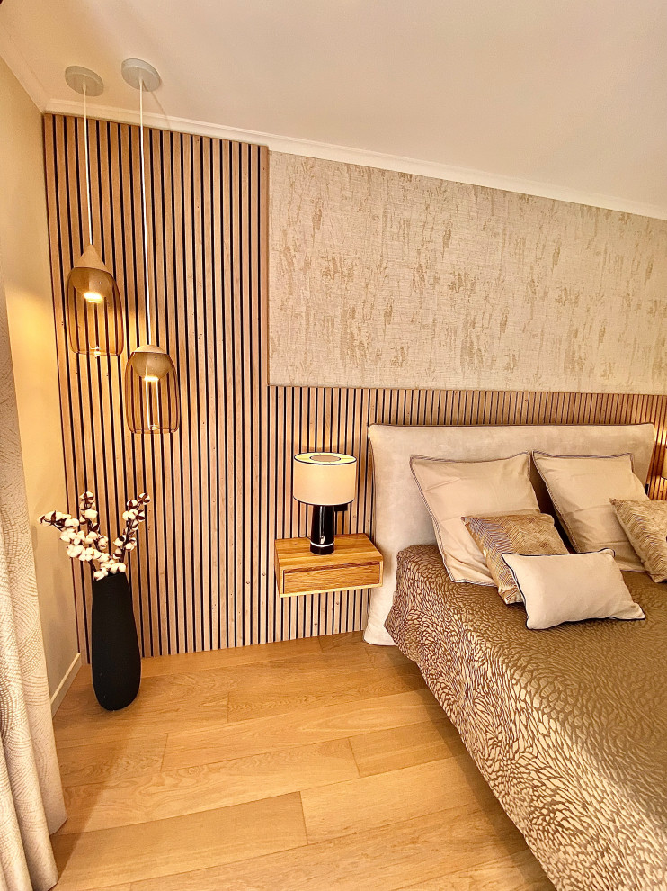 На фото: хозяйская спальня среднего размера в стиле модернизм с панелями на стенах