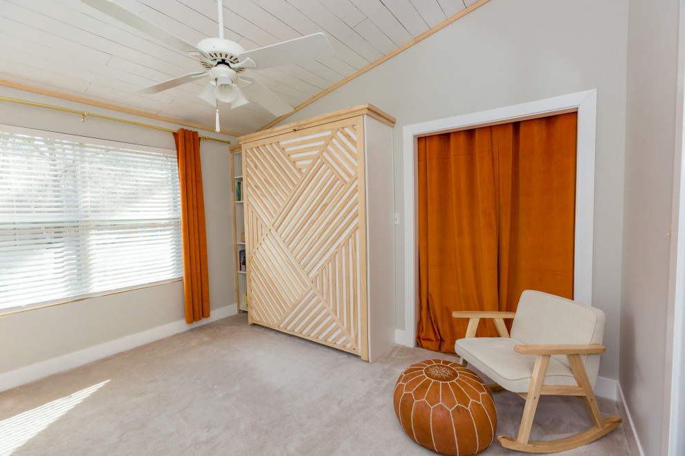 Kleines Country Gästezimmer mit grauer Wandfarbe, Teppichboden, weißem Boden und Holzdielendecke in Sonstige