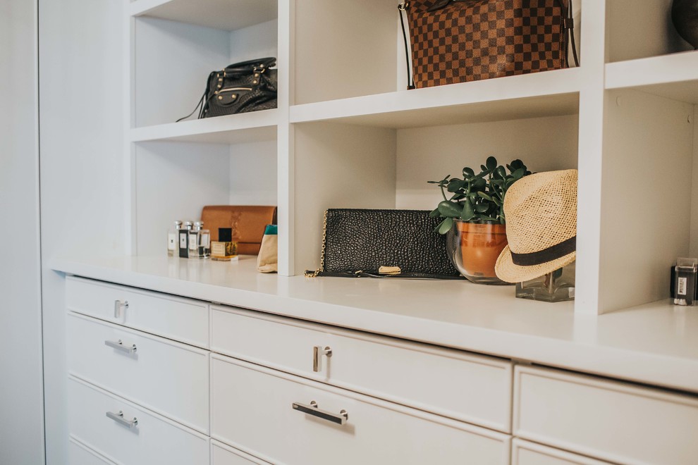 Example of a transitional home design design in Toronto
