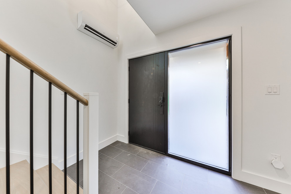 Example of a transitional entryway design in Toronto