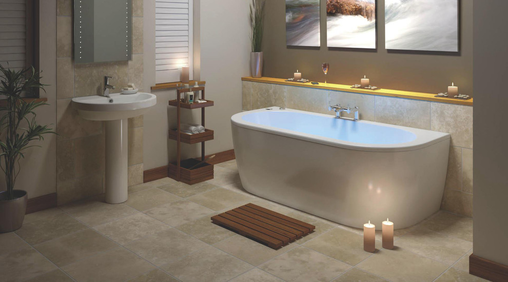 Idee per un'ampia stanza da bagno padronale contemporanea con lavabo sospeso, ante di vetro, vasca da incasso, piastrelle beige, pareti grigie e pavimento in gres porcellanato