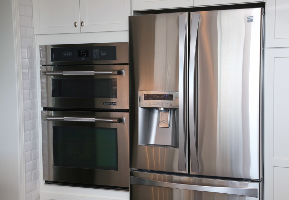 Inspiration for a transitional kitchen remodel in Cleveland