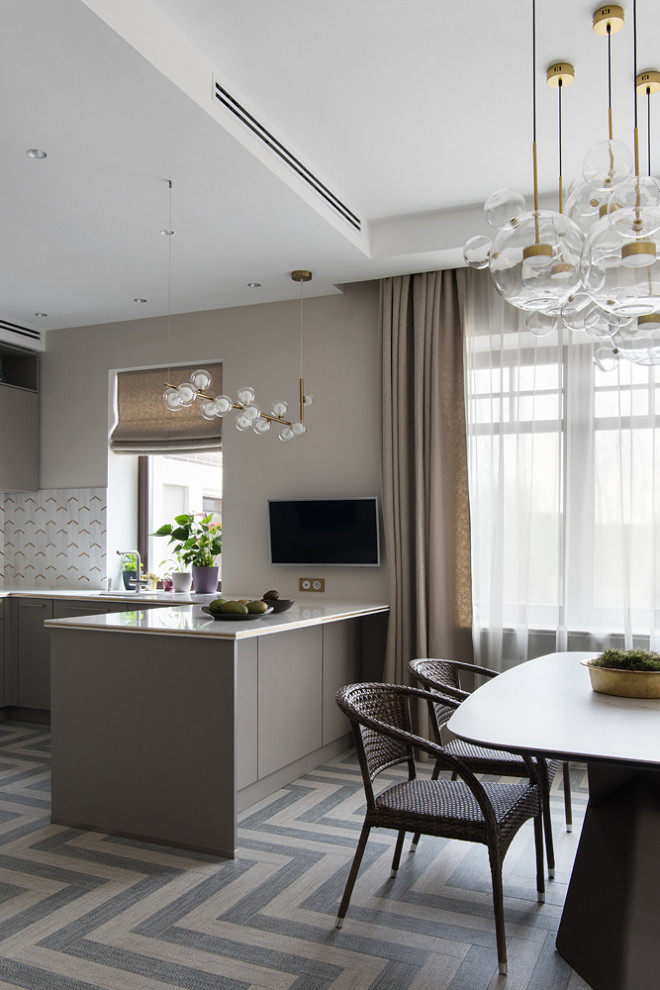 Ispirazione per una sala da pranzo aperta verso la cucina contemporanea di medie dimensioni con pareti beige, pavimento in gres porcellanato, pavimento grigio e soffitto ribassato