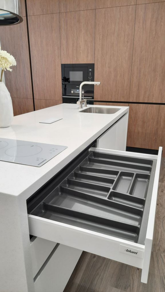 Интерьер кухни-гостиной с островом