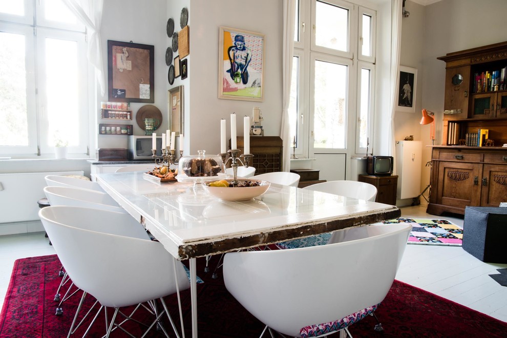 This is an example of a mid-sized eclectic open plan dining in Berlin with grey walls, light hardwood floors and no fireplace.