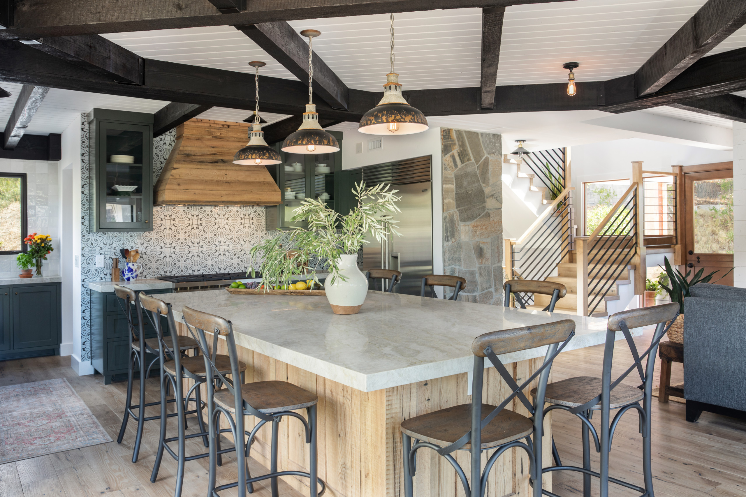 Kitchen - farmhouse kitchen idea in Orange County