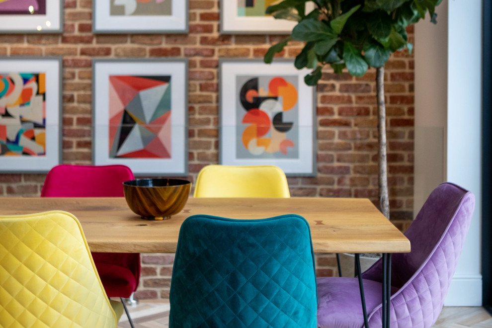 Свежая идея для дизайна: большая кухня-столовая в современном стиле с разноцветными стенами, паркетным полом среднего тона, фасадом камина из кирпича, коричневым полом и кирпичными стенами - отличное фото интерьера