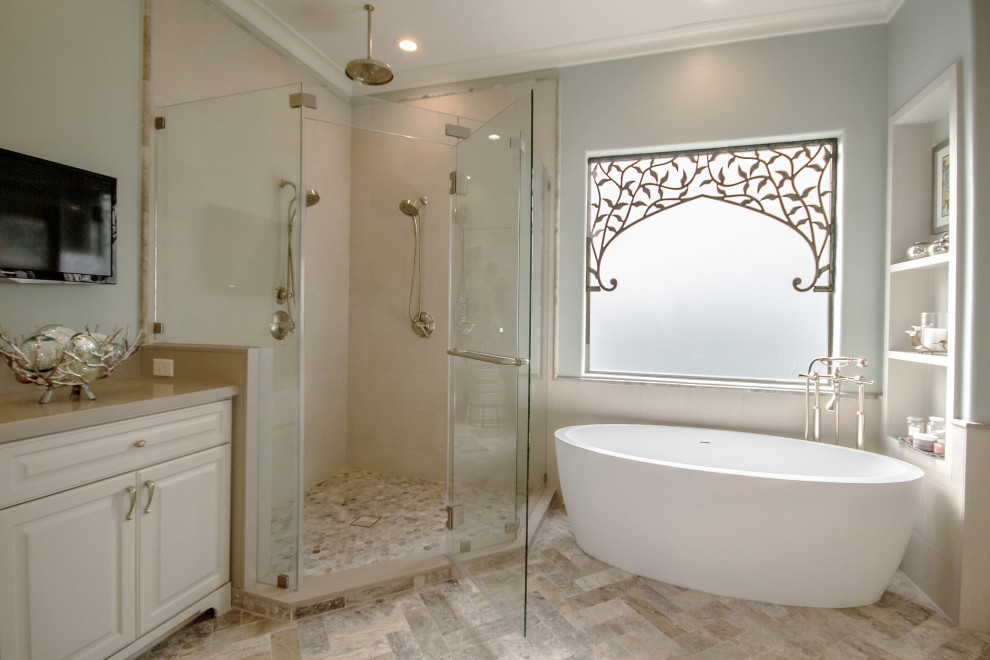 Idéer för stora vintage beige en-suite badrum, med luckor med upphöjd panel, grå skåp, ett fristående badkar, en hörndusch, beige kakel, porslinskakel, gröna väggar, travertin golv, ett undermonterad handfat, bänkskiva i kvarts, flerfärgat golv och dusch med gångjärnsdörr