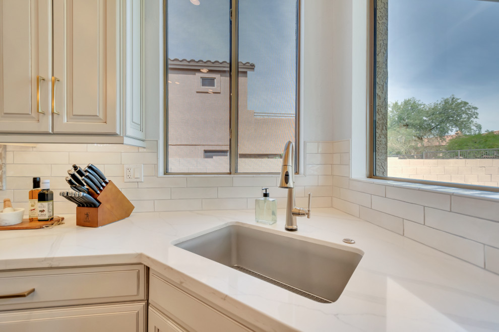 Example of a transitional kitchen design in Phoenix