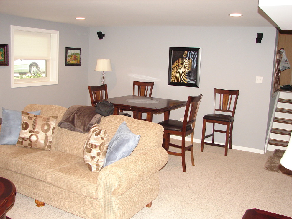 Example of a transitional basement design in Chicago