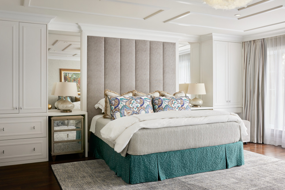 Klassisches Hauptschlafzimmer mit weißer Wandfarbe, braunem Holzboden, braunem Boden, Kassettendecke und Tapetenwänden in Montreal