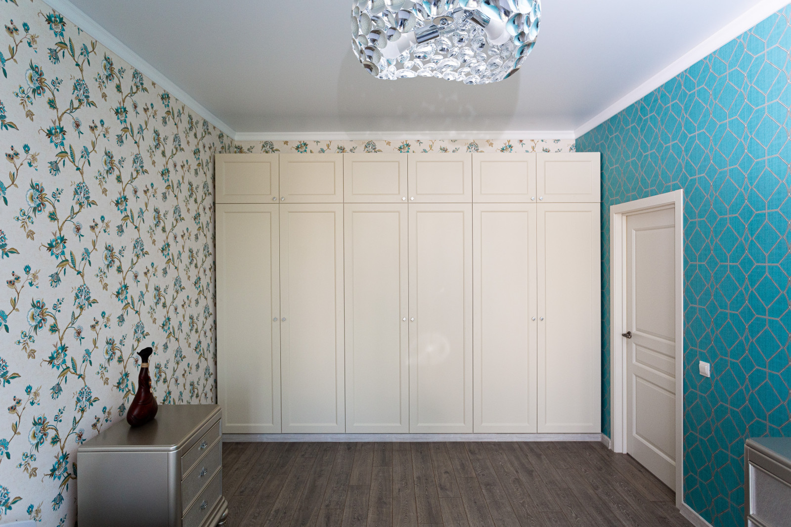 Шкаф в спальню в стиле современная классика