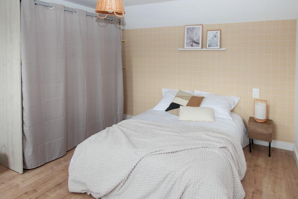 他の地域にある中くらいな地中海スタイルのおしゃれな客用寝室 (白い壁、淡色無垢フローリング、茶色い床) のレイアウト
