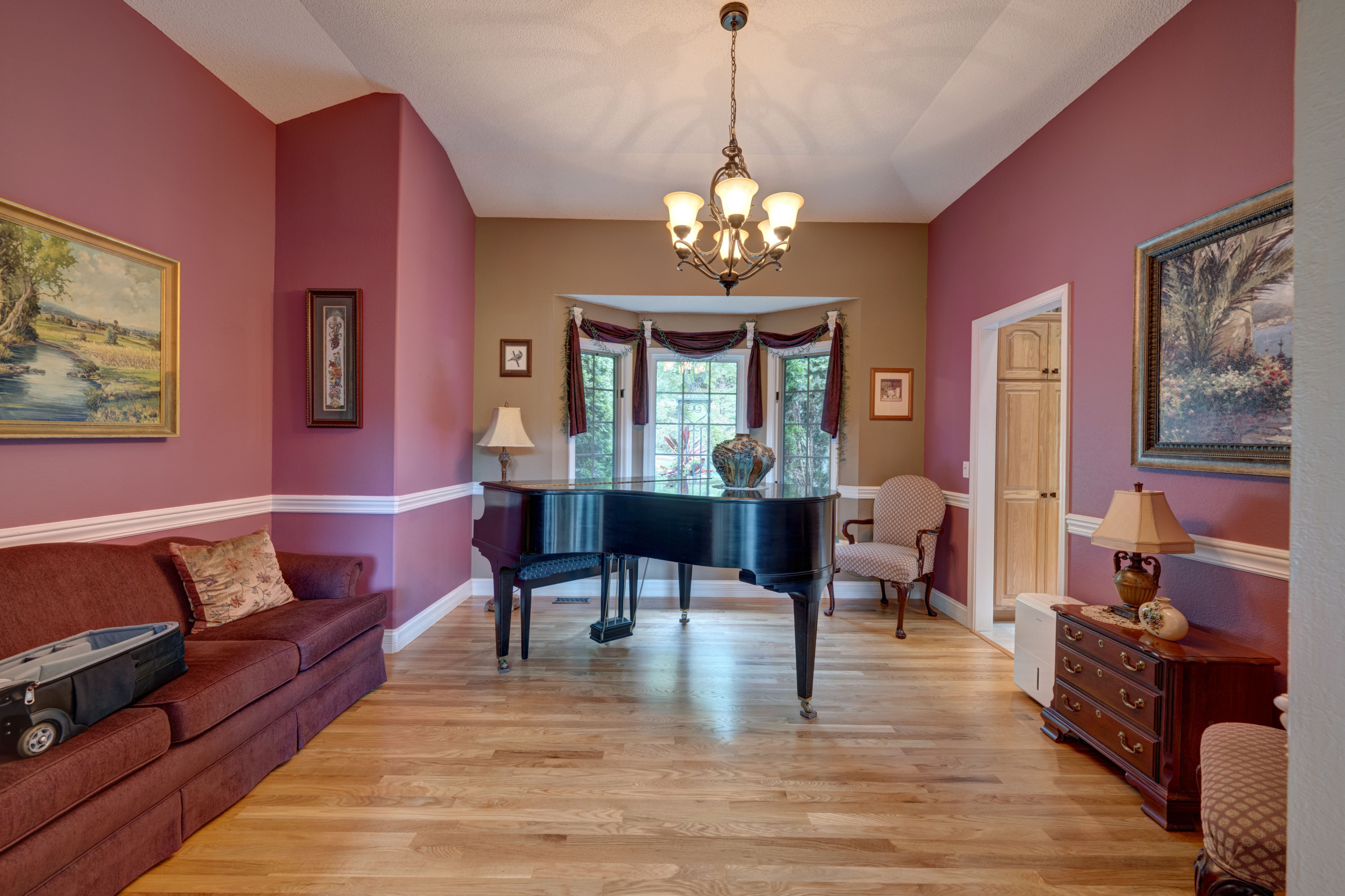 118 Chatham Lane - Ceiling, Fireplace, Floor