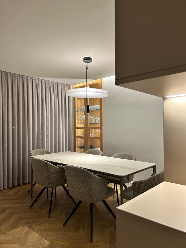 Ejemplo de comedor actual de tamaño medio abierto con paredes blancas, suelo laminado y cortinas