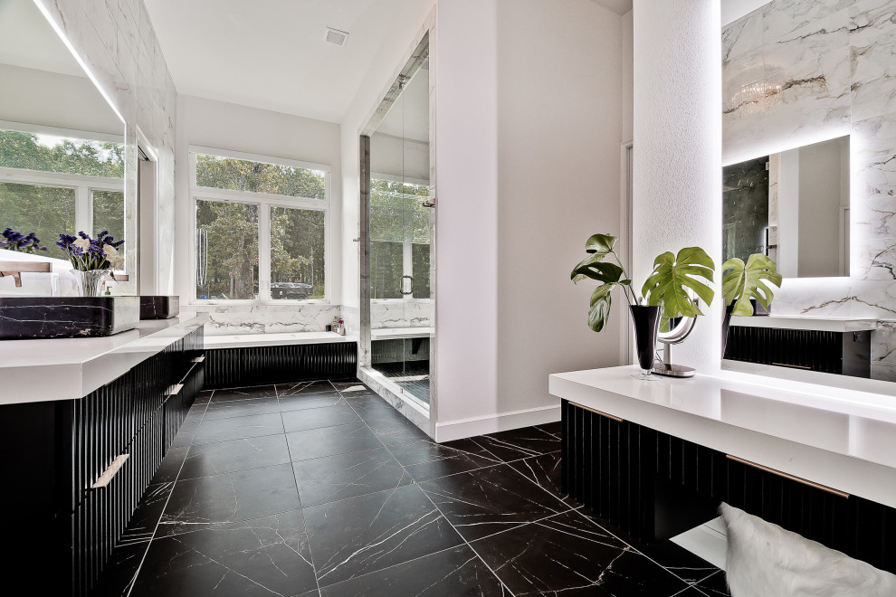 Источник вдохновения для домашнего уюта: большая главная ванная комната в стиле модернизм с черными фасадами, накладной ванной, двойным душем, унитазом-моноблоком, белой плиткой, мраморной плиткой, белыми стенами, полом из керамогранита, раковиной с несколькими смесителями, столешницей из кварцита, черным полом, душем с распашными дверями, белой столешницей, зеркалом с подсветкой, тумбой под две раковины и подвесной тумбой
