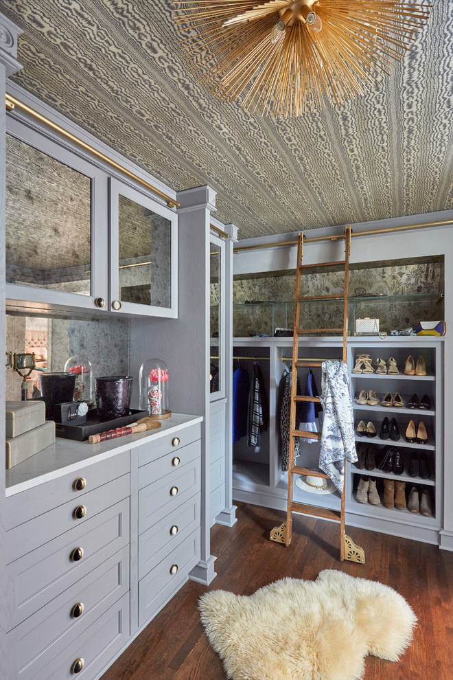 Inspiration for a contemporary closet remodel in Chicago