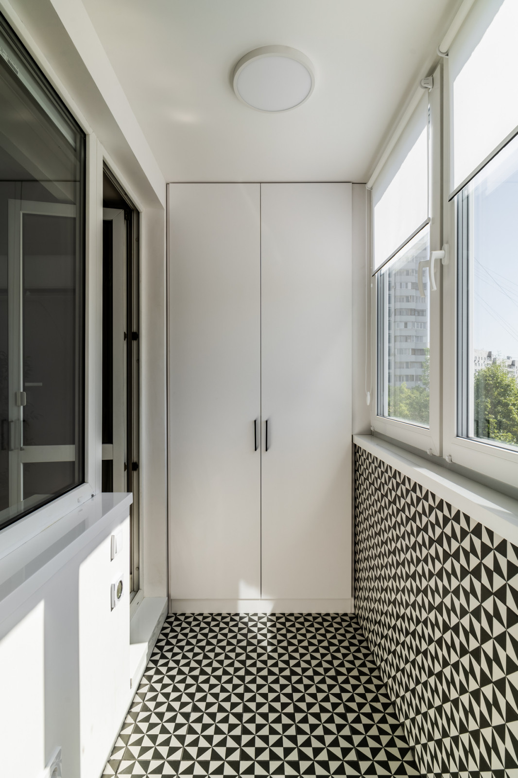 Солнце, арки и осиное гнездо в гостиной