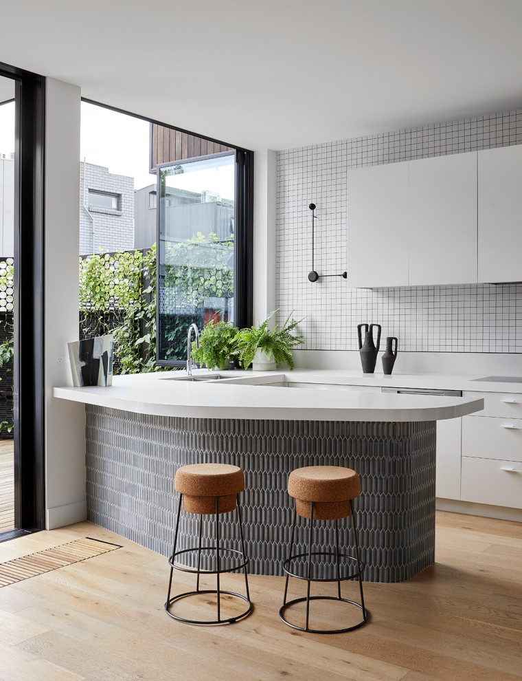 Example of a minimalist kitchen design in Melbourne