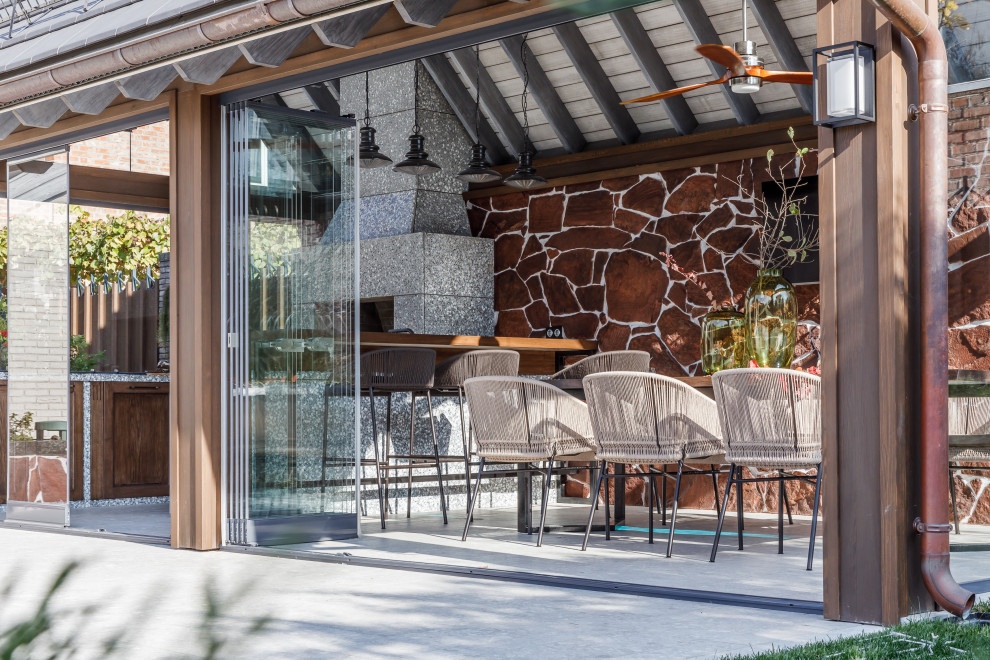 Беседка частного дома. Холодное остекление