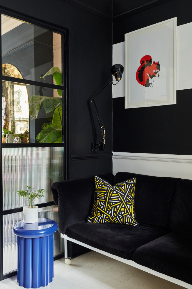 На фото: столовая среднего размера в стиле фьюжн с черными стенами, пробковым полом и белым полом с