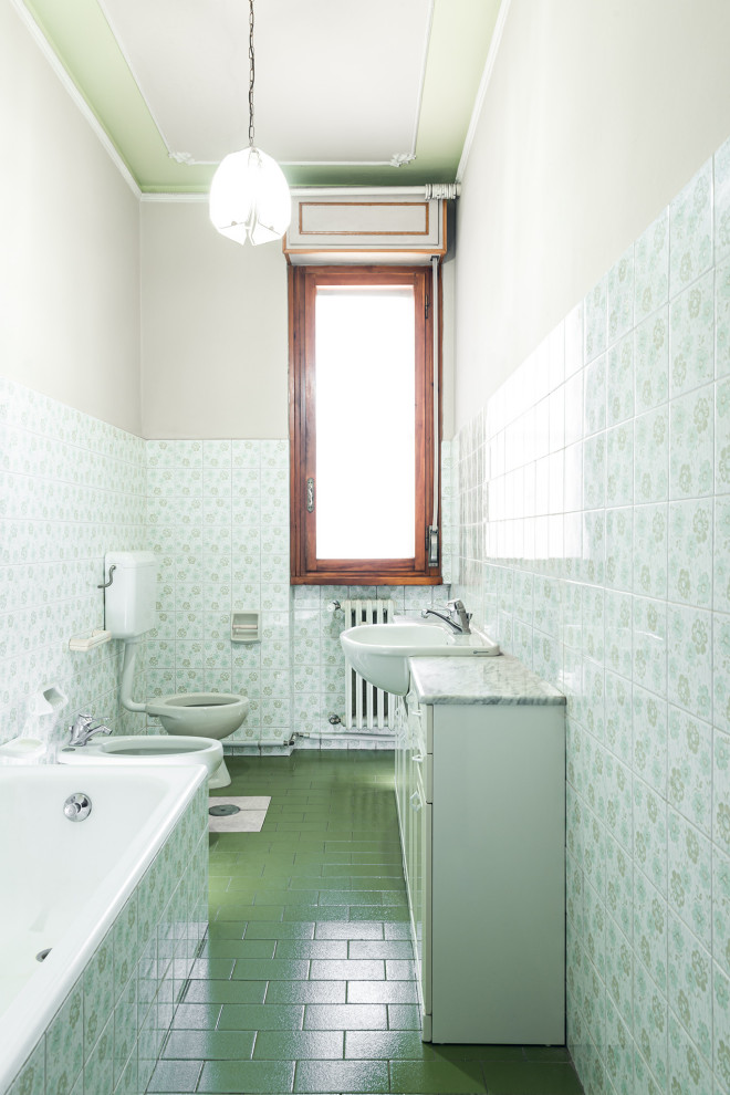 Стильный дизайн: туалет среднего размера в стиле модернизм с плоскими фасадами, белыми фасадами, раздельным унитазом, разноцветной плиткой, керамической плиткой, разноцветными стенами, полом из керамической плитки, накладной раковиной, мраморной столешницей, зеленым полом, серой столешницей и напольной тумбой - последний тренд