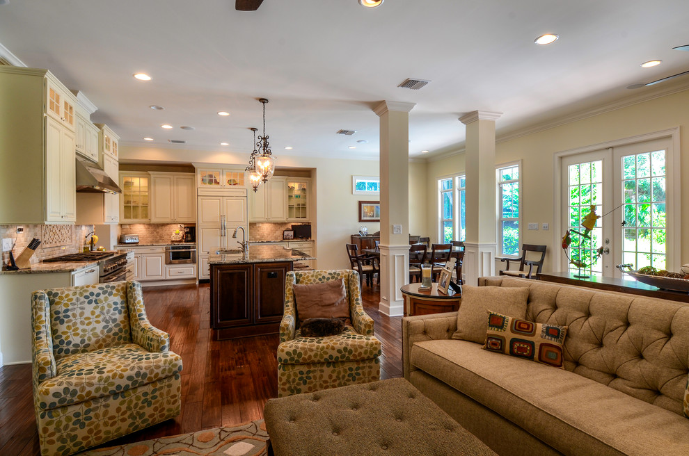 Traditional family room in Tampa.