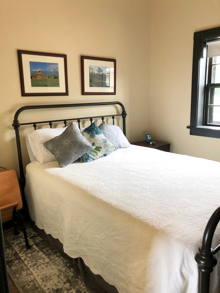 Foto di una piccola camera da letto stile americano con pavimento marrone