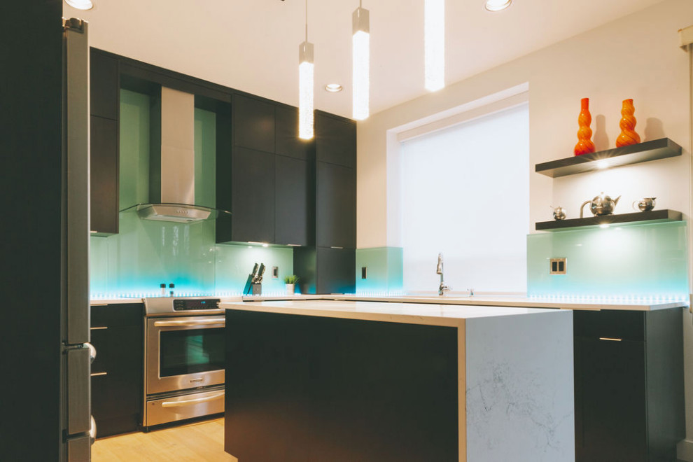 Kitchen - transitional kitchen idea in Vancouver