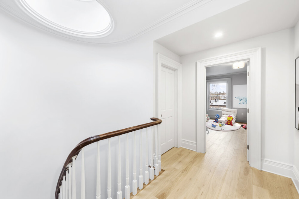 Источник вдохновения для домашнего уюта: огромный коридор в стиле неоклассика (современная классика) с белыми стенами, светлым паркетным полом, бежевым полом и многоуровневым потолком