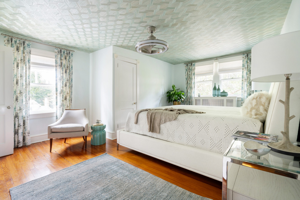 Cette photo montre une chambre parentale tendance de taille moyenne avec un mur vert, un sol en bois brun, un sol marron et un plafond en papier peint.
