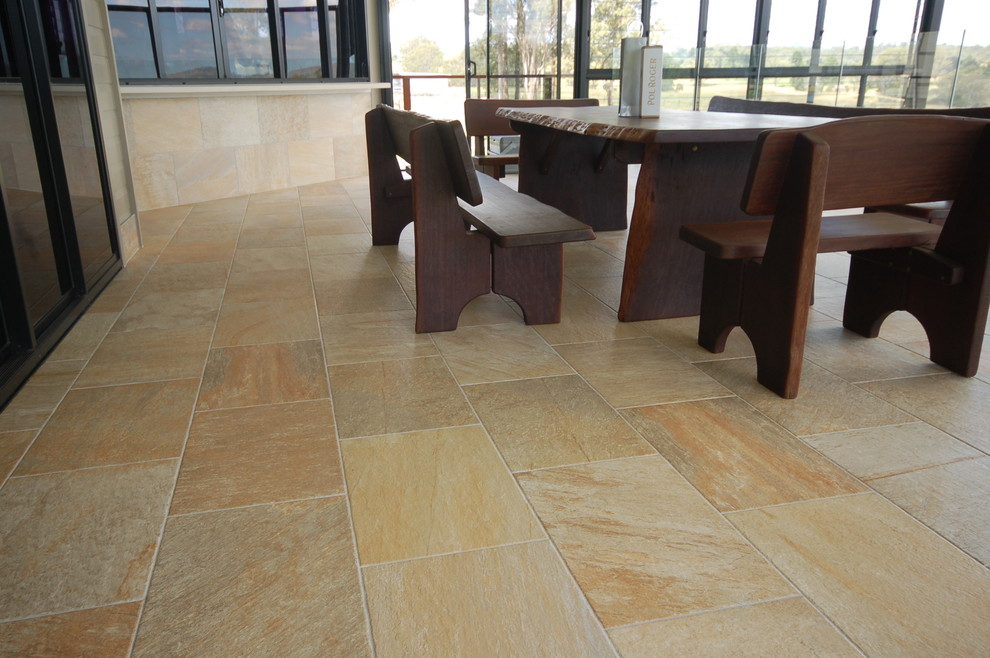 Design ideas for a traditional patio in Brisbane.