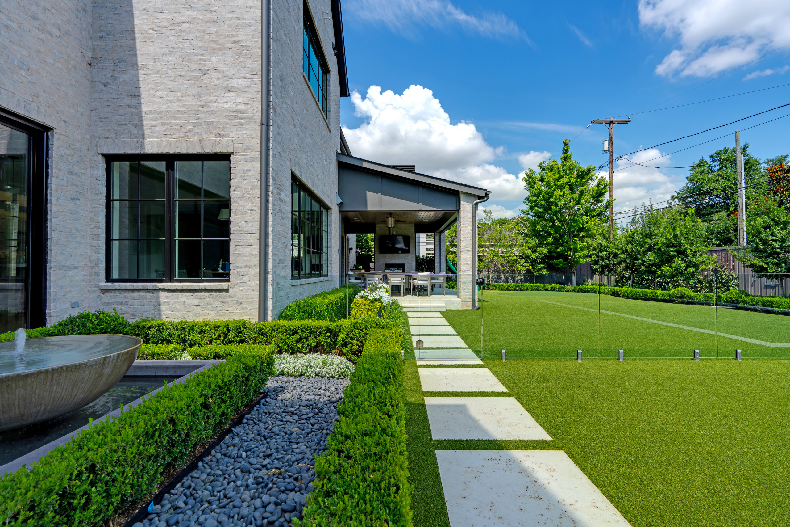 BLUFFVIEW MODERN OASIS