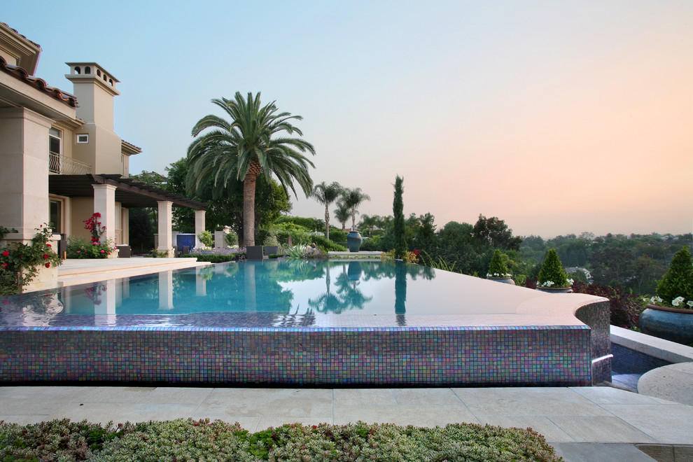 Photo of a contemporary infinity pool in Los Angeles.