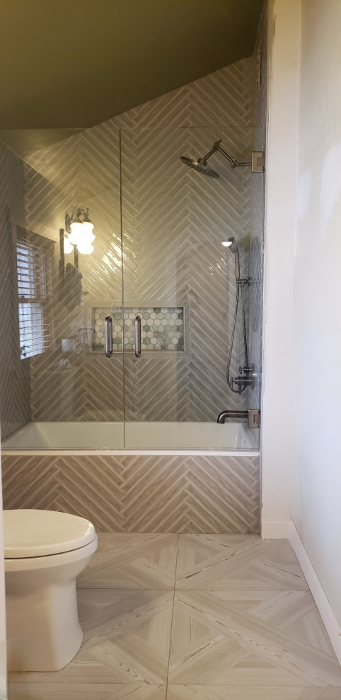 Стильный дизайн: главная ванная комната среднего размера в стиле рустика с накладной ванной, душем над ванной, зеленой плиткой, полом из керамогранита и разноцветным полом - последний тренд