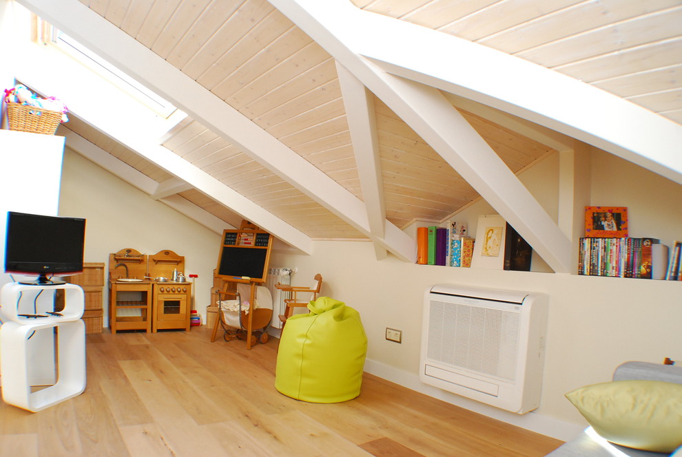 Foto de sala de estar contemporánea con suelo de madera clara