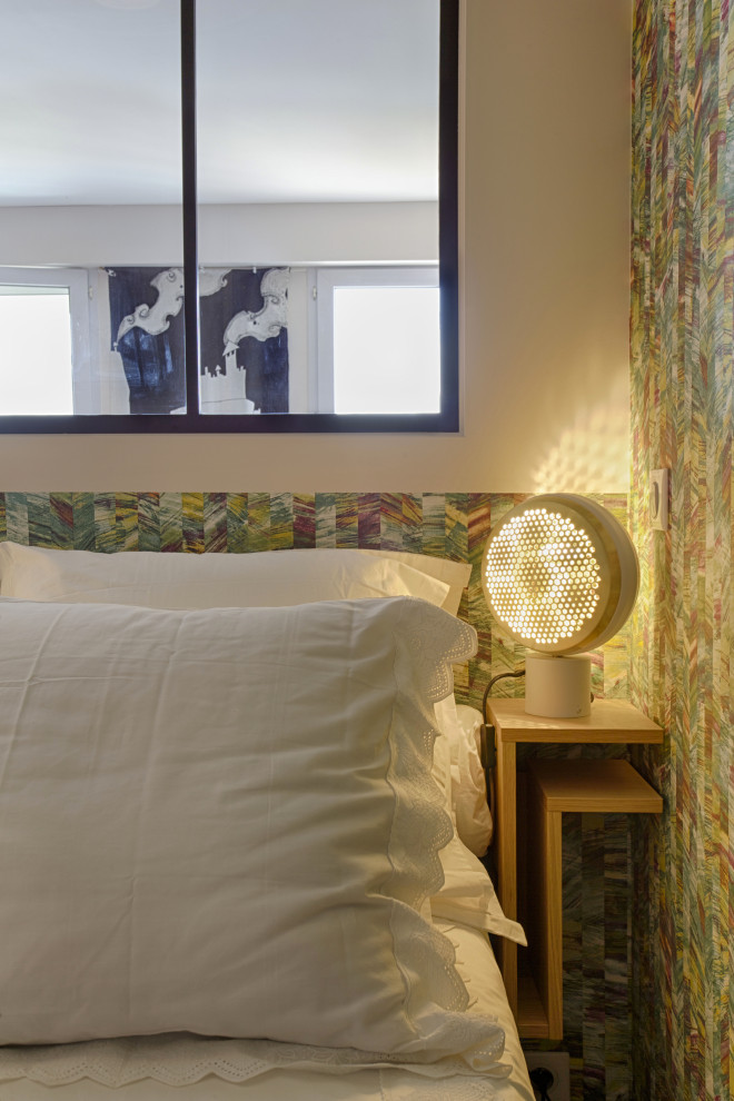 Inspiration for a small eclectic bedroom in Paris with pink walls, vinyl floors, beige floor and wallpaper.