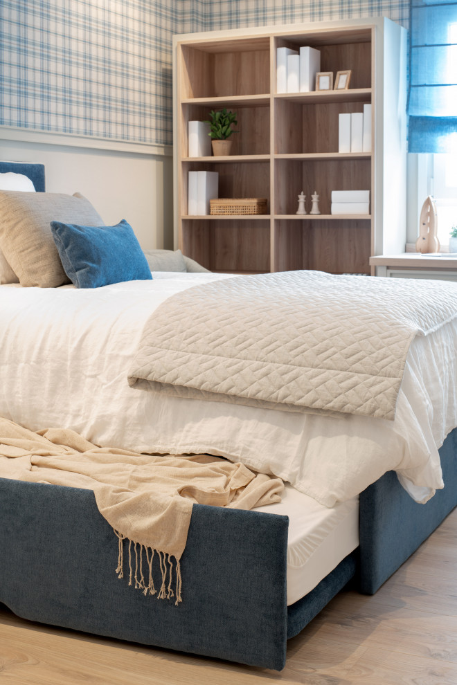 Imagen de dormitorio infantil tradicional renovado de tamaño medio con paredes azules, suelo laminado, suelo marrón y papel pintado