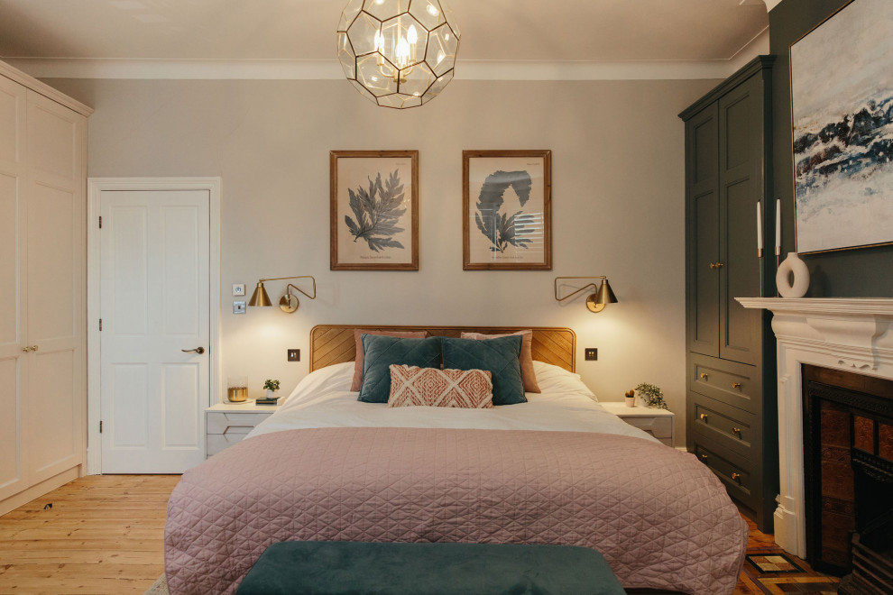 Свежая идея для дизайна: хозяйская спальня среднего размера в классическом стиле с белыми стенами, паркетным полом среднего тона, стандартным камином и коричневым полом - отличное фото интерьера