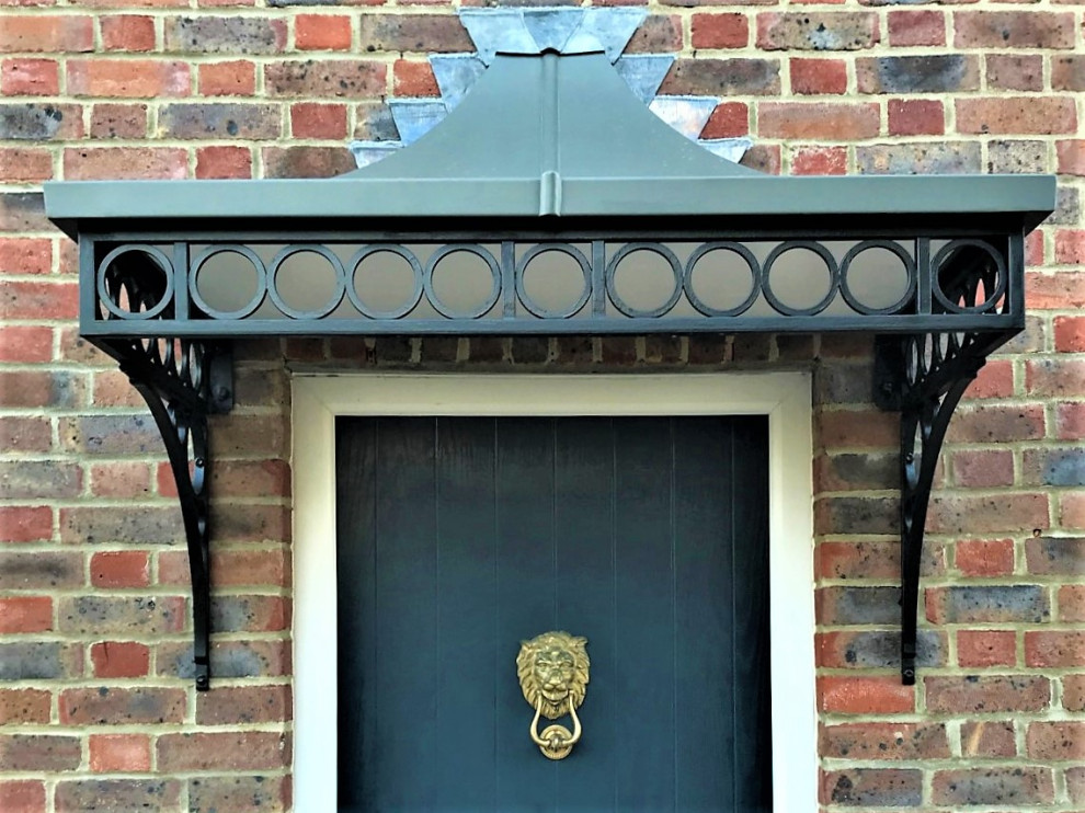 Пример оригинального дизайна: маленькая входная дверь в викторианском стиле с одностворчатой входной дверью и синей входной дверью для на участке и в саду